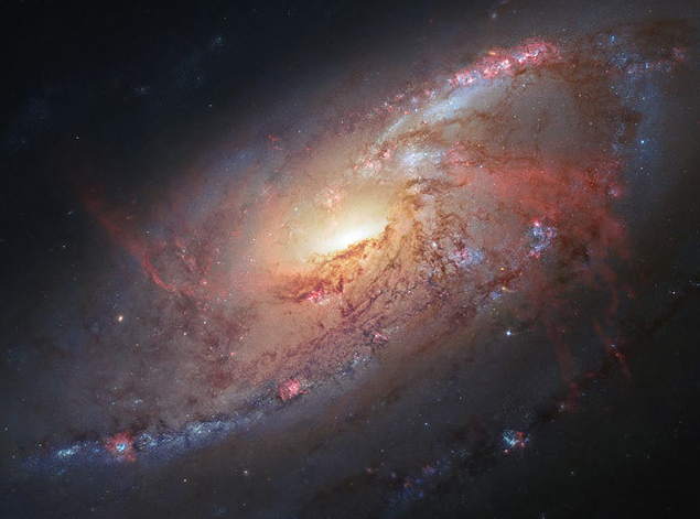最佳天文照:扭曲超新星遗迹内部产生黑洞 漩涡星系 英国《卫报》网站评选出当月最佳的天文图片,关注了超新星遗迹和绚丽的星云图像,这个高度扭曲的超新星遗迹内部可能隐藏着银河系内最新形成的一个黑洞。这张合成图像由钱德拉空间望远镜(蓝色和绿色),甚大天线阵(粉色)以及来自帕洛玛天文台的红外数据(黄色)叠加制作而成。 小行星 这是小行星2012DA14划过夜空留下的影像。这是间隔3.